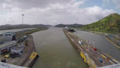 Panama-Canal-transit-between-pacific-and-atlantic-ocean