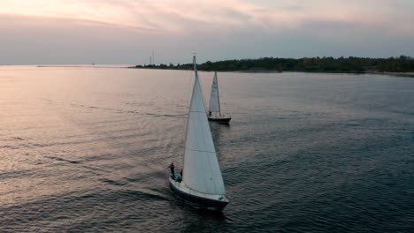 Kleine-Segelboote,-Die-Von-Der-Ostsee-In-Den-Marina-Einfahren