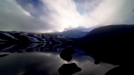 Blick-Auf-Den-Sonnenuntergang-Hinter-Dem-Hauptgipfel-Des-Vulkans-Nevado-De-Toluca-Auf-Dem-Wasserspiegel-Der-Mondlagune-Mit-Schönen-Spiegelungen-Und-Felsen-Im-Wasser