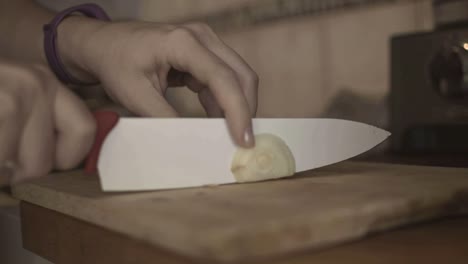Cutting-onion-on-the-cutting-board-with-ceramic-knife