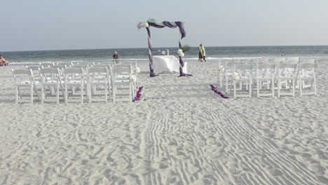 Breite-Aufnahme-Von-Hochzeitsdekorationen-Am-Strand