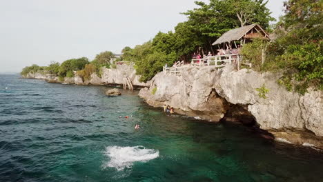 Der-Junge-Springt-Von-Der-Kalikasan-Klippe-In-Das-Wunderschöne-Tiefblaue-Tropische-Wasser-Auf-Der-Insel-Panglao-Auf-Den-Philippinen
