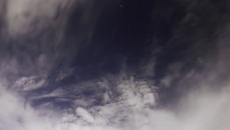 Gewitterwolken-Bauen-Sich-Nachts-Auf,-Während-Sterne-Im-Hintergrund-über-Den-Himmel-Ziehen