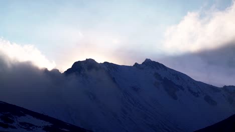 Blick-Auf-Den-Sonnenuntergang-Auf-Den-Gipfel-Des-Vulkans-Nevado-De-Toluca-Nach-Starkem-Schneefall-Mit-Schönen-Schatten-Und-Wolken-Und-Einer-Entspannten-Atmosphäre-Rund-Um-Den-Gipfel