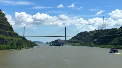 Tránsito-Del-Canal-De-Panamá-Entre-El-Océano-Pacífico-Y-El-Atlántico