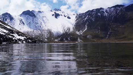 Blick-Auf-Den-Wasserspiegel-Der-Lagune-Im-Krater-Des-Vulkans-Nevado-De-Toluca,-Auch-Xinantecatl-Genannt,-Mit-Dem-Berg-Im-Hintergrund-An-Einem-Schönen,-Entspannten-Tag