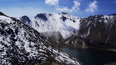 Panoramabewegung-Mit-Schöner-Aussicht-Auf-Den-Vulkan-Nevado-De-Toluca,-Auch-Xinantecatl-Genannt,-Der-Selten-So-Schneebedeckt-Ist,-Und-Seine-Lagune