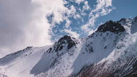Zeitraffer-In-Uhd-Nahaufnahme-Des-Vulkans-Nevado-De-Toluca-Nach-Einem-Schneefall-Mit-Blick-Auf-Die-Hauptgipfel