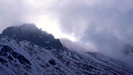 Blick-Auf-Den-Gipfel-Des-Vulkans-Nevado-De-Toluca-Bei-Sonnenuntergang-Mit-Der-Sonne-Hinter-Den-Wolken-Und-Einem-Schönen-Blick-Auf-Den-Schneebedeckten-Gipfel-Namens-Pico-Del-Fraile