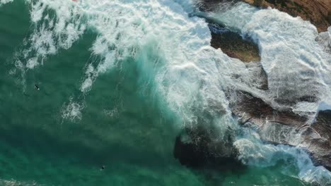 Wellen-Brechen-über-Felsen-Sydney-Australien