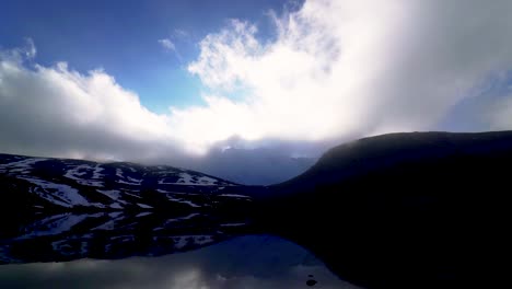 Sonnenstern-Und-Reflexion-In-Der-Lagune-Des-Mondes-Und-Ein-Schöner-Blick-Auf-Den-Vulkan-Nevado-De-Toluca,-Auch-Xinantecatl-Genannt,-Der-Selten-So-Schneebedeckt-Ist