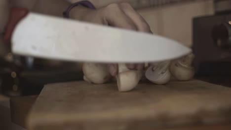 Cutting-champignon-mushrooms-with-the-ceramic-knife
