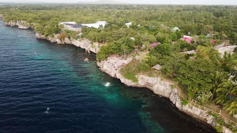 Luftaufnahmen-Vom-Klippensprung-Von-Kalikasan-Auf-Der-Wunderschönen-Insel-Panglao-Auf-Den-Philippinen