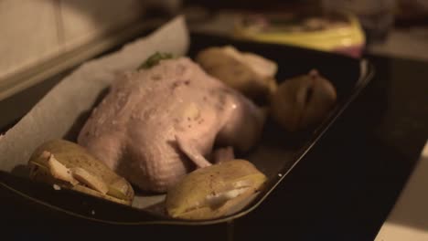 Salzen-Sie-Das-Ganze-Huhn-In-Der-Pfanne-Mit-Kartoffeln,-Bevor-Sie-Es-Kochen
