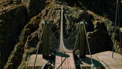 Un-Largo-Puente-Entre-Dos-Montañas-A-La-Luz-Del-Sol