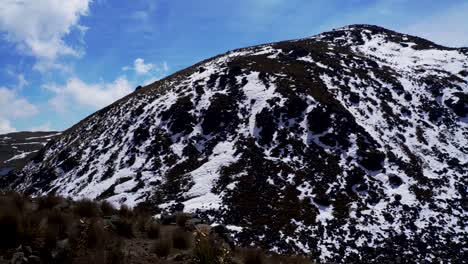 Ein-Schöner-Blick-Auf-Den-Vulkan-Nevado-De-Toluca,-Auch-Xinantecatl-Genannt,-Der-Selten-So-Schneebedeckt-Ist,-Und-Seine-Hauptlagune-Im-Krater-Namens-Laguna-Del-Sol
