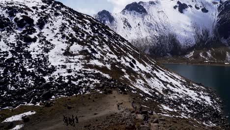 Blick-Auf-Den-Vulkan-Nevado-De-Toluca,-Auch-Xinantecatl-Genannt,-Und-Seine-Hauptlagune,-Auch-Ein-Weiter-Blick-Auf-Die-Touristen,-Die-Den-Xinantecatl-Besuchen,-Wenn-Schnee-Fällt
