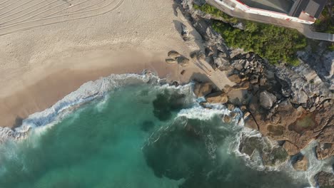 Sydney-Australia-eastern-suburbs-beach-waves-breaking-over-rocks-at-low-tide