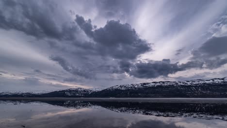 Tintenwolken-Bilden-Sich-Und-Fliegen-über-Den-Eisigen-See