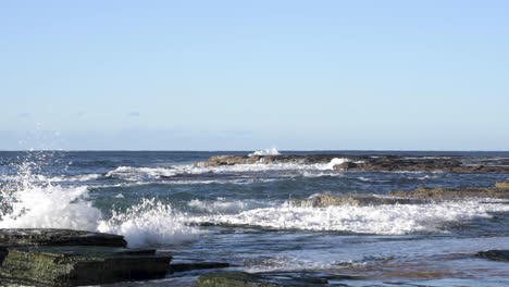 Mit-Sand-Gefüllte-Wellen,-Die-Auf-Ozeanfelsen-Vor-Dem-Bildschirm-Krachen-Zeitlupe-Turimetta-Beach-Sydney-Australien