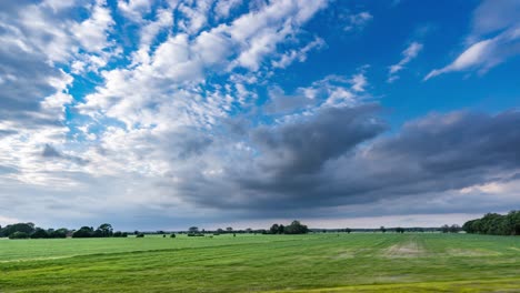 Stürmische-Wolken-Bilden-Sich-über-Den-Grünen-Feldern