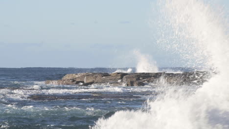 Wellen,-Die-In-Der-Ferne-In-Meeresfelsen-Einschlagen,-Und-Dann-Vor-Dem-Bildschirm-In-Zeitlupe-Turimetta-Beach,-Sydney,-Australien