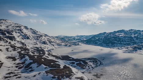 Flug-über-Die-Zugefrorenen-Seen-In-Der-Norwegischen-Tundra