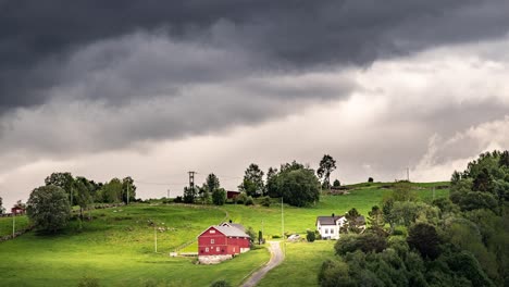 Dunkle,-Stürmische-Wolken-Ziehen-über-Die-Abgelegene-Norwegische-Farm