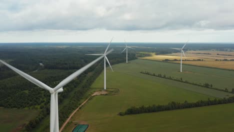 Luftaufnahme-Eines-Rotierenden-Windturbinen-Energieerzeugungsparks