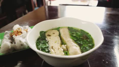 Zeitlupenvideo-Des-Gesamten-Herstellungsprozesses-Von-Banh-Cuon---Vietnamesische-Gedämpfte-Reisrollen-Und-Das-Ergebnis-Mit-Einem-Zubereiteten-Gericht-Auf-Dem-Tisch