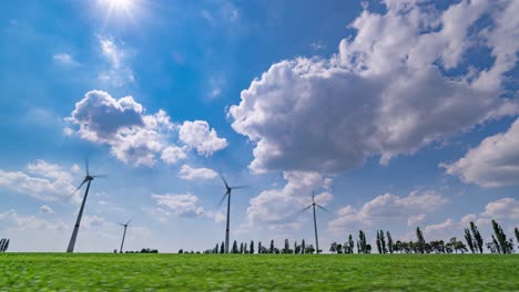Windkraftanlagen-Auf-Den-Grünen-Feldern