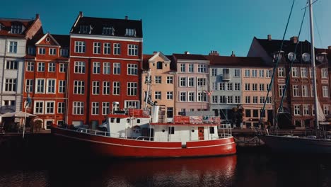 Kopenhagen-Nyhavn-An-Einem-Sonnigen-Tag