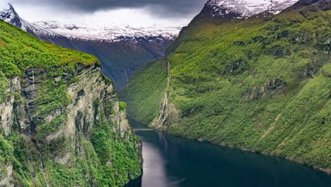 Blick-Auf-Den-Geirangerfjord-Vom-Aussichtspunkt-über-Dem-Wasserfall-Der-Sieben-Schwestern