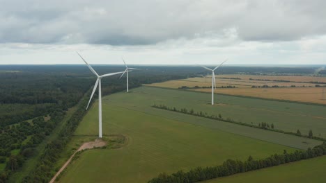 Nahaufnahme-Einer-Rotierenden-Windkraftanlage-Mit-Windpark-Im-Hintergrund
