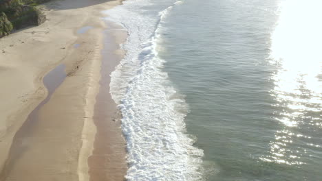 Weiße-Wellen-Rollen-Auf-Die-Gelbe-Sandküste-Auf-Ununterscheidbare-Menschen-Und-Hunde-Am-Strand-Turimetta-Beach-Sydney-Australien