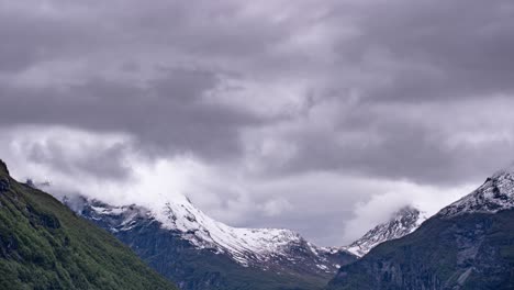 Wolken-über-Den-Schneebedeckten-Bergen.-Valldalen-Tal,-Norwegen