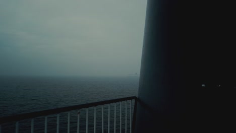 Filmando-Un-Barco-En-Medio-Del-Océano,-Con-Mucha-Niebla
