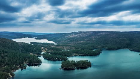 Luftaufnahme-Eines-Bjornsdalvatnet-sees-Und-Des-Ihn-Umgebenden-Waldes-Im-Tal-Von-Bjorndalen,-Trondelag,-Norwegen