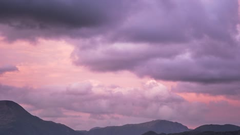 Hermosos-Cielos-Rosados-Y-Nubes-Esponjosas-Sobre-El-Fiordo-Al-Atardecer
