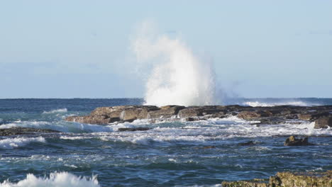 Wellen,-Die-In-Der-Ferne-Auf-Felsen-Des-Meeres-Krachen-Und-Dann-Vor-Dem-Bildschirm-In-Zeitlupe-Turimetta-Beach-Sydney-Australien