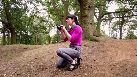 Lady-photographer-taking-pictures-in-the-woods