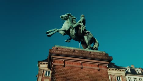 Die-Reiterstatue-Von-Absalon-In-Der-Stadt-Kopenhagen,-Gefilmt-In-4k-60p