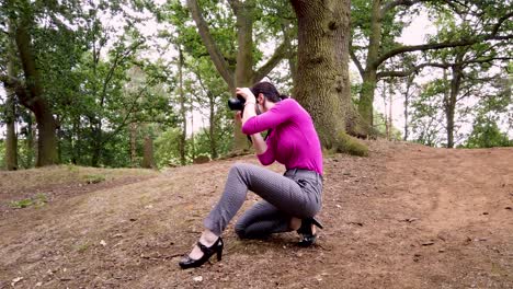 Lady-photographer-taking-pictures-in-the-woods