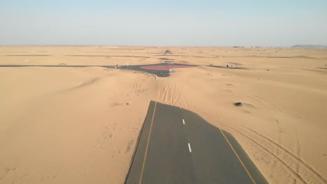 Luftaufnahme-Von-Drohne-Von-Verlassenen-Wüstenstraßen,-Die-Mit-Sanddünen-In-Dubai,-Vereinigte-Arabische-Emirate,-Bedeckt-Sind