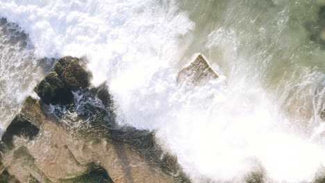 Weiße-Wellen-Rollen-Auf-Mit-Algen-Bedeckten-Horizontal-Gebetteten-Sedimentgesteinen-Ozeanfelsen-Luftaufnahme-Von-Links-Nach-Rechts-Vom-Bildschirm-Turimetta-Beach-Sydney-Australien