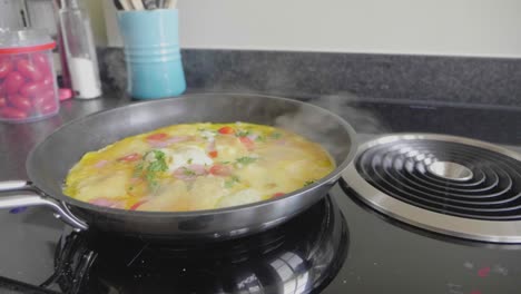 Omelet-cooking-in-a-skillet-with-extraction-system