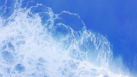 Weiße-Gesäumte-Wellen-Rollen-Diagonal-über-Den-Bildschirm-Von-Unten-Links-In-Den-Blauen-Ozean-Tamarama-Rocks-Sydney-Australien