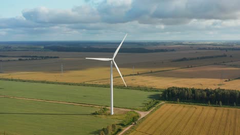 Luftaufnahme-Eines-Rotierenden-Windturbinen-Energieerzeugungsparks