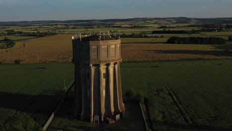 Luftaufnahmen-Eines-Wasserturms-An-Einem-Sommerabend