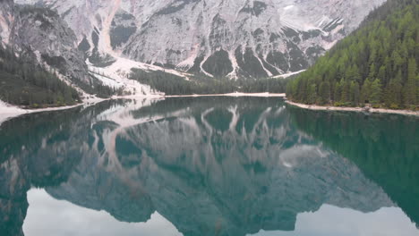 Luftdrohne-Schoss-über-Den-Pragser-Wildsee-Und-Enthüllte-Die-Wunderschöne-Natur-Um-Ihn-Herum,-Dolomiten-Italien